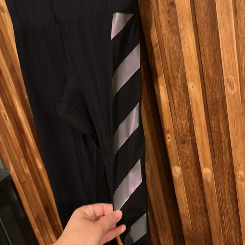 Noli Yoga Black Line Prismatic High Rise Legging in Black. Size XS - Picture 4 of 6